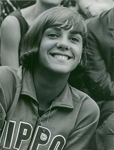 צילום וינטג 'של כריסטין הצעירה קיקי קרון מחייך.