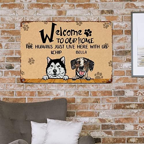 Alioyoit כלב מצחיק שלט מתכת שלט לוח כלבים מותאמים אישית שם ברוך הבא לביתנו בני האדם כאן איתנו